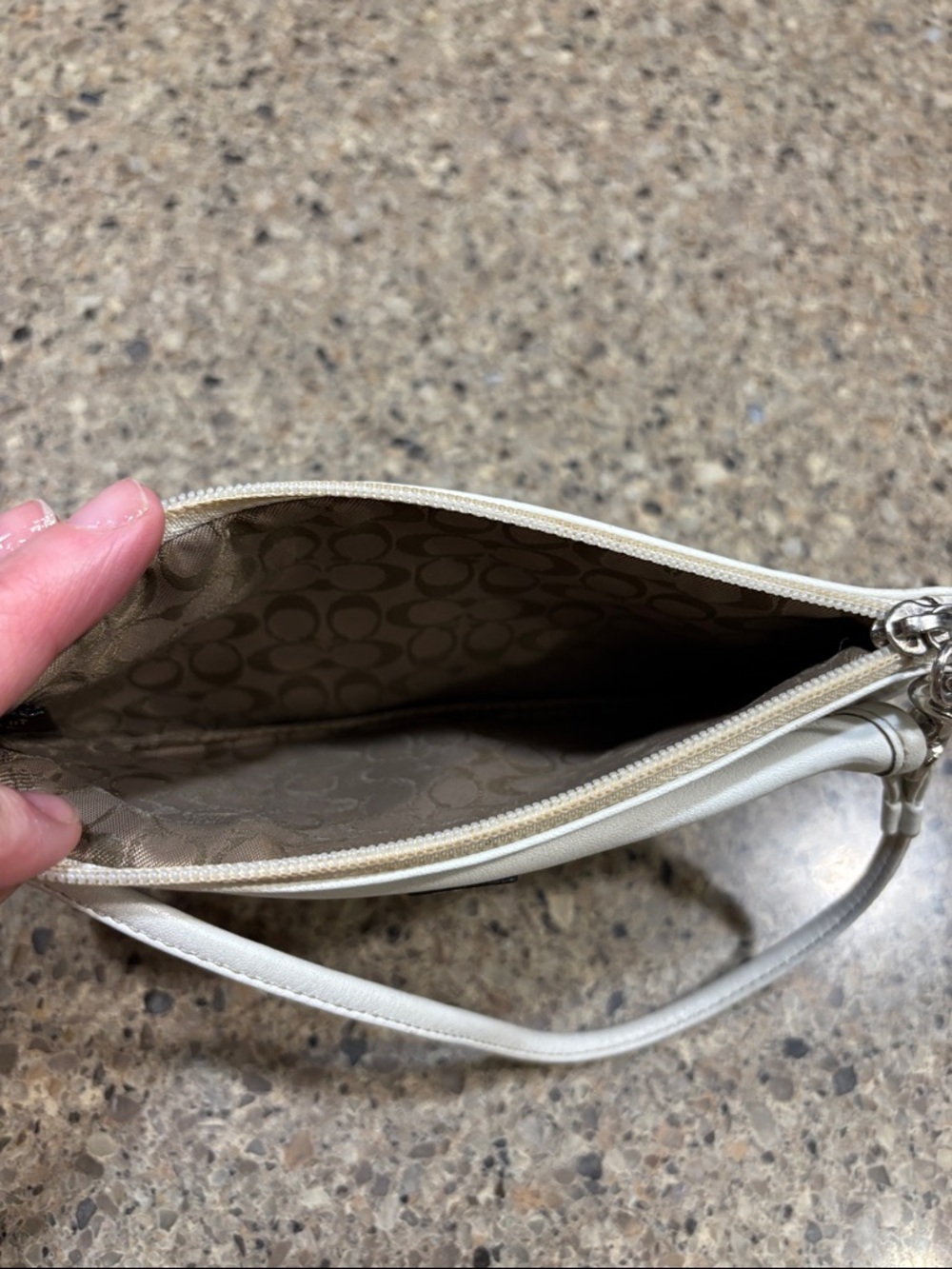 Coach Vintage Hampton Women's Cream Leather Wristlet Clutch with Buckle Detail - Picture 5 of 5